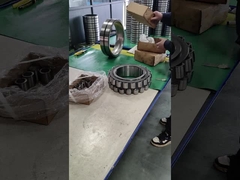 Các vòng bi cuộn hình cầu đang được lắp đặt